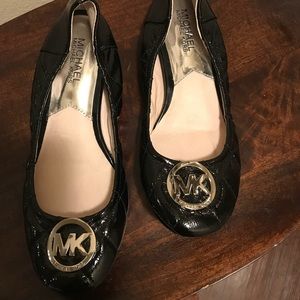 MiK black patent leather quilted flat shoes